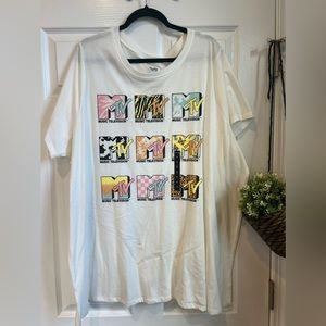 Torrid Classic Fit Crew Tee - MTV Ivory size 5